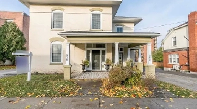 Gorgeous bright 1-bedroom apartment in downtown Newmarket Image# 2