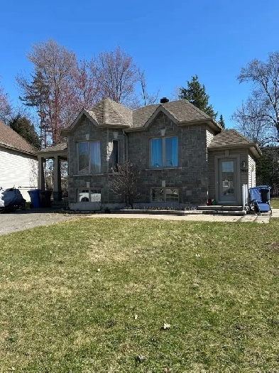 Belle maison récente à louer 2100$ Image# 2