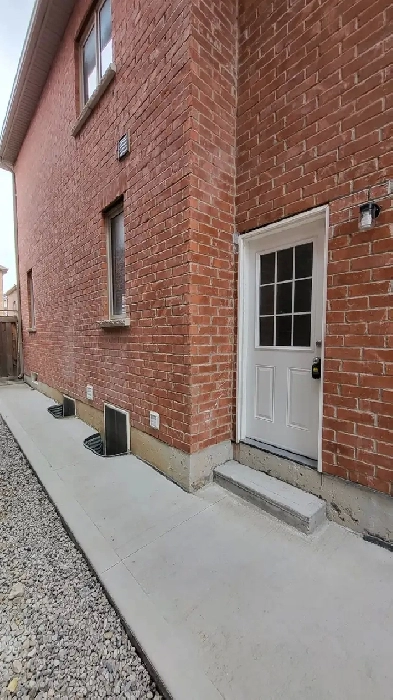 LARGE 2-B/R DEN LEGAL BSMT w SEP LAUNDRY PVT SIDE ENTRY PARKING Image# 1