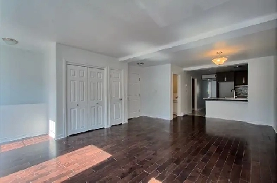 WOW! Spacieux 2 chambres avec balcon! Parking! Image# 1