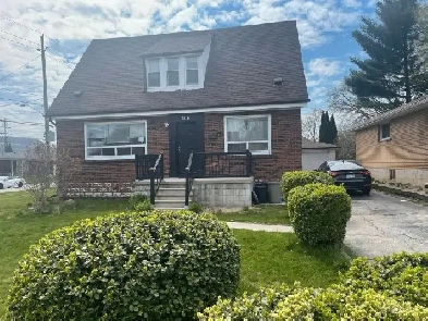 1 room for rent in all-girls STUDENT house near McMaster/Mohawk Image# 1