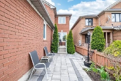 3 Bed 3 bath semi detached House for Sale In Hillcrest area Image# 1