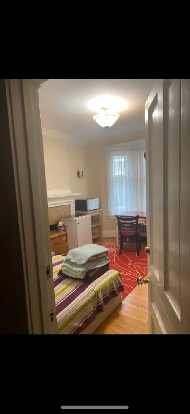 High Park-Roncesvalle Large Furnished Private Room immedietly or Image# 4