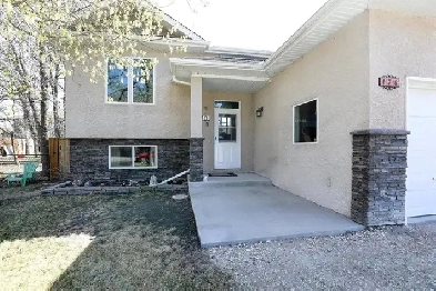 4 Bed, 2 Bath Home in Mitchell Image# 2
