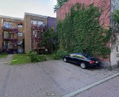 Stationnement extérieur privé à louer dans le village Image# 1
