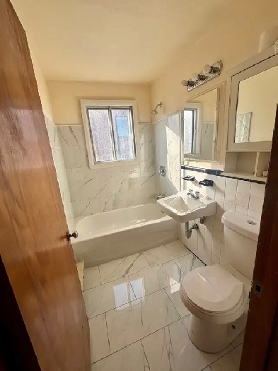 3 1/2 Apartment Renovated Riverview Fully Furnished Washer/Dryer Image# 4