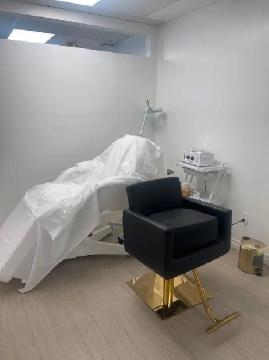 Room for rent in a hair studio Image# 1