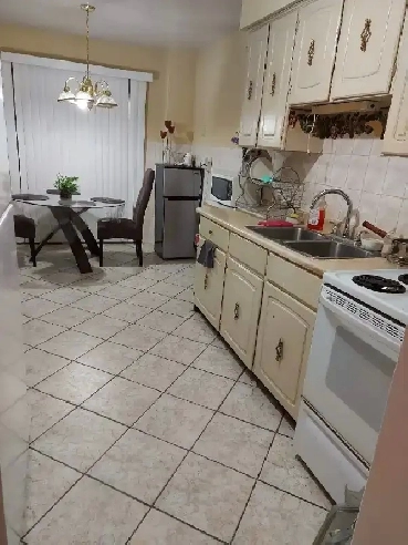 Private Furnished room near Shoppers World/Sheridan: For female Image# 2