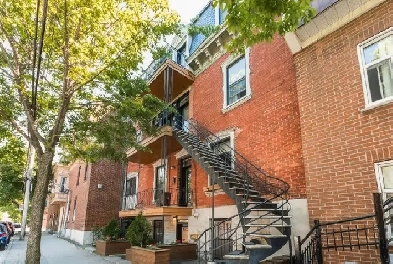 Condo deux chambres avec cour arrière privative de 400 pc Image# 1