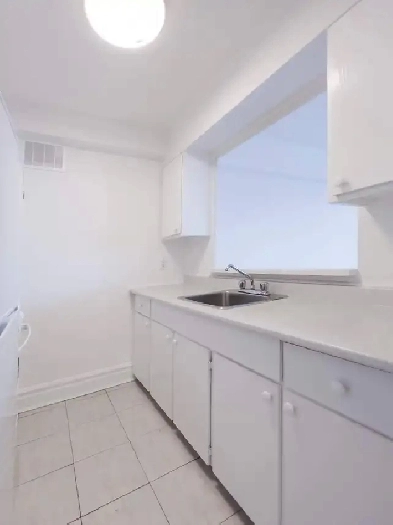 Large studio apartment in Westmount for lease transfer Image# 1