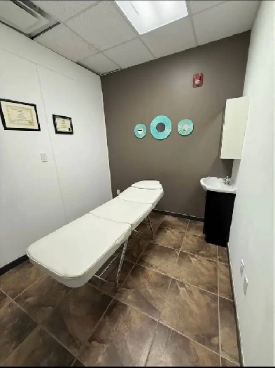 room for rent in a commercial unit Image# 4