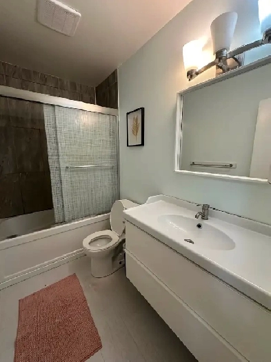 Room main floor for student rent 