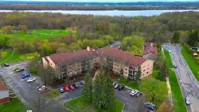 Stylish 2 Bedroom (1 Bedroom   Den) Condo Surrounded by Nature Image# 1