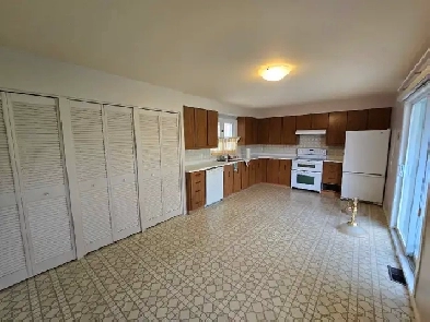 2 bdrm main floor near St. Laurent Image# 1