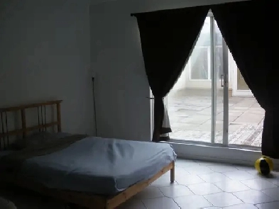 Studio lumineux et moderne de 500 pi² avec terrasse au 2e étage, Image# 1