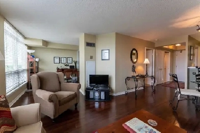 Yonge/Bloor: Furnished luxury 1 bedroom   den apartment Image# 6