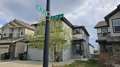 4 Bedrooms, 2.5 bathrooms, Den and BONUS Room Image# 4