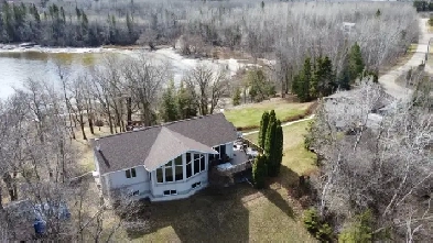 Waterfront Home on Wpg River Image# 3