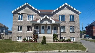 Beau grand 4 1/2 style condo Image# 9