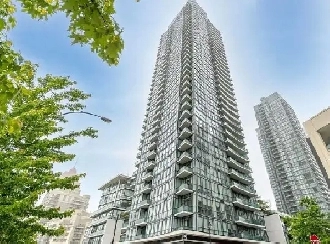 Stylish 1-Bedroom   Den Lower Penthouse in the Heart of Mississa Image# 7