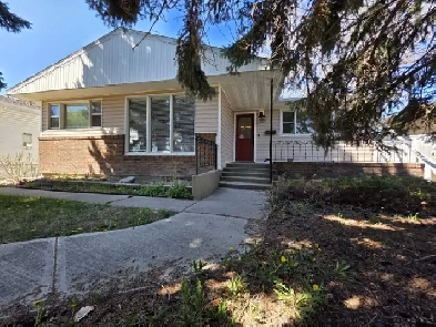 JUST LISTED   OPEN HOUSE | 318 26 St S Image# 4