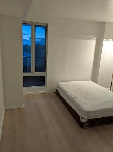 Room for Rent – Includes Pool, Gym, Sauna & Parking! Image# 1