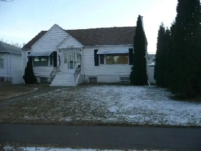 Bright & Spacious 3-Bedroom Main Floor in Spruce Avenue Image# 3