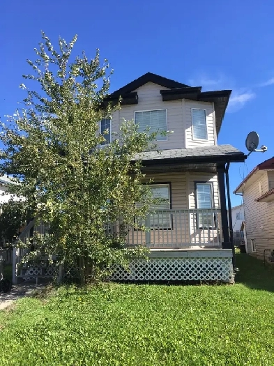 4 Bed 1.5 Bath House in Cobblestone Available June 1st! Image# 2