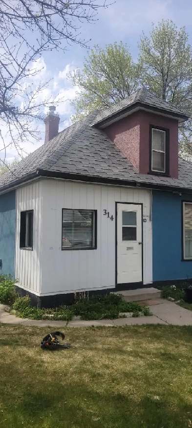 Old house with 2 garages for sale    north lethbridge Image# 2