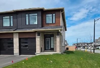 3 Beds 2.5 Baths Corner Unit Townhouse for rent in Stittsville Image# 1