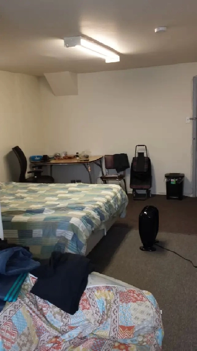 $1200,IMMEDI/JUNE 1st Huge Bachelor style Room STEELES/BATHURST Image# 3