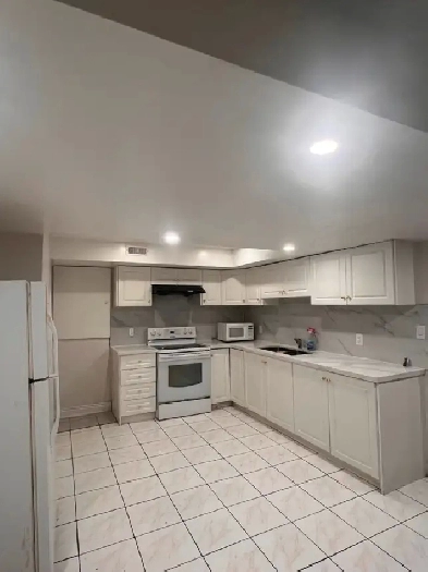 3 den bedroom legal basement Brampton/near nanaksar gudwara Image# 1