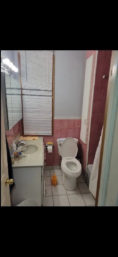 2 bedroom on 2nd floor house danforth/pape july 01 Image# 1