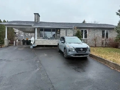 Belle maison tout briques avec abri d autos ! Image# 3