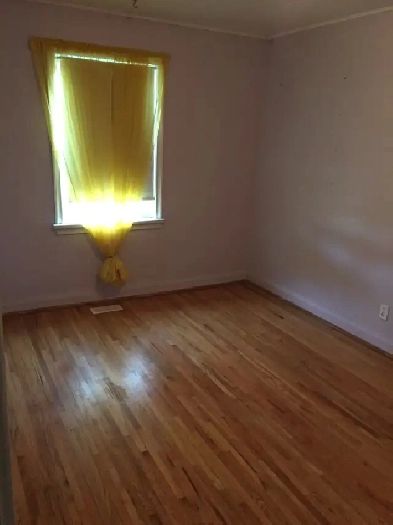 Room for rent, steps to Subway Image# 2