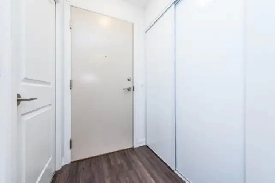 Stunning 1-Bedroom   Den Condo with 2 Bathrooms! Image# 2