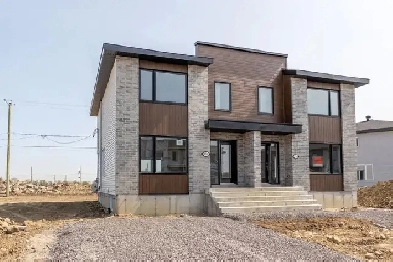 New Semi-detached. Town House. 5 Bedrooms, 3 Bathrooms. Basement Image# 11