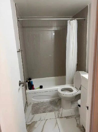 Cozy studio Westmount for rent Image# 2