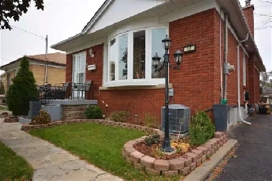 Spacious  3 Bedroom Main Floor Available in Scarborough Image# 6