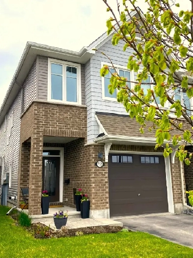 Bright Townhome in Quiet Neighborhood close to LRT Image# 1