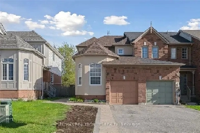 ⚡BEAUTIFULLY MAINTAINED 3 1 BR END UNIT FREEHOLD TOWNHOME! Image# 8