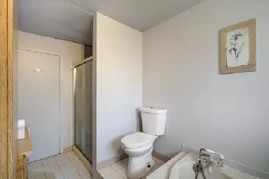 Saint-Eustache : 5-Bedroom Home with Gym & Solarium! Image# 16