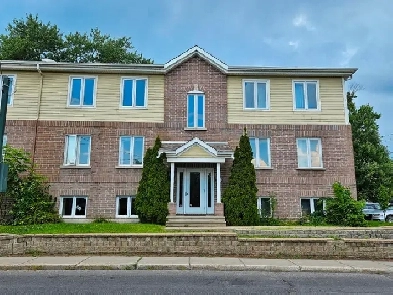 Condo 2 CAC avec 2 stationnements ajacent a Rosemere. Image# 1