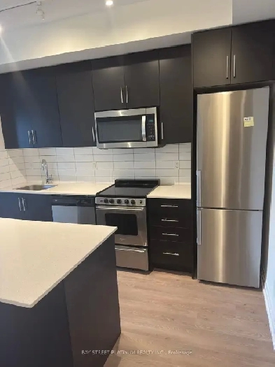 Stunning 1 Bedroom   Den Condo in Prime Oakville Location Image# 3