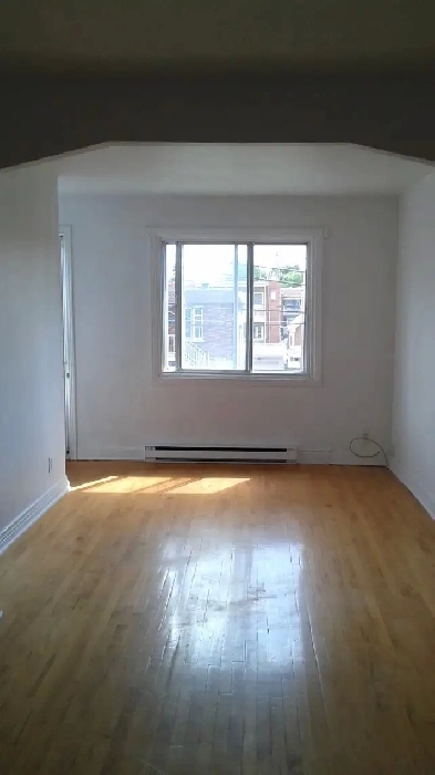 3 et demi, haut de duplex à louer Image# 2