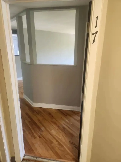 Grand 4 1/2  Renovee. Village Dorval. Chauffage Eau Chaude Image# 1