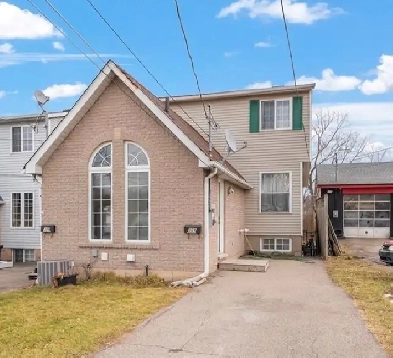 3 bedroom house near Pen Centre Image# 1