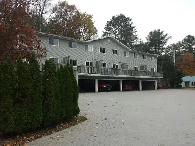 MODERN 2 BEDROOM EARLS COURT HUNTSVILLE CALL (705)-788-5796 Image# 2