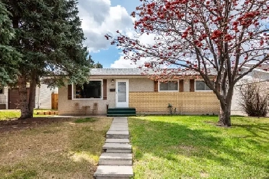 3 BEDROOM ACADIA BUNGALOW FOR SALE ON A LARGE LOT! Image# 2
