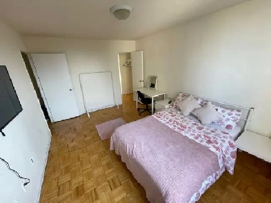 01-June - Male Only Furnished Room - Downtown Toronto Image# 2